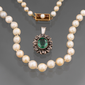 Collar de perlas cultivadas de 0,5 cms. con cierre en oro amarillo de 18kt con colgante en oro blanco con piedra verde en el centro.
