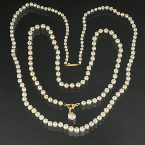 Conjunto de dos collares de perlas cultivadas con cierres en oro amarillo de 18kt.