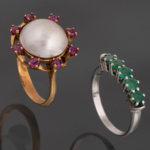 Conjunto de anillos en oro amarillo y oro blanco de 18kt, anillo cinquillo de esmeraldas y anillo con perla japonesa orlada de rubíes..