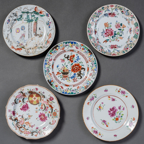 Conjunto de cinco platos en porcelana de compañía de Indias del siglo XVIII