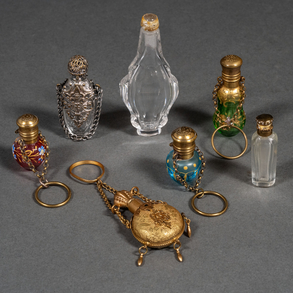 Conjunto de siete esencieros en cristal de diferentes colores con aplicaciones en bronce del siglo XIX.