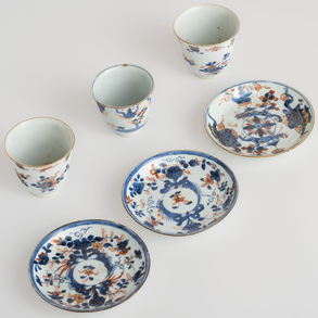 Conjunto de tres platos y tres tazas en porcelana compañía de Indias con decoración Imari del siglo XIX