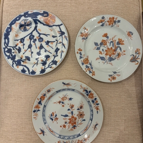 Conjunto de tres platos en porcelana china compañía de indias con decoración Imary del siglo XVIII