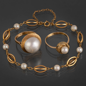 Conjunto de pulsera con perlas cultivadas y dos anillos con perla cultivada y perla japonesa.