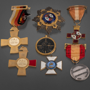 Conjunto de siete medallas y cruces militares en bronce dorado y plata del siglo XX.