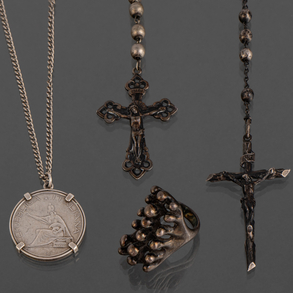 Miscelánea de dos rosarios (uno roto) anillo y cadena con moneda de la república italiana en plata española.