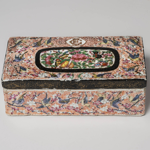 Rectangular box in 19th century Chinese Canton porcelain.