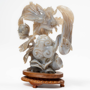 “Bird with flowers” Sculptural group in carved agate. Chinese work of the twentieth century.