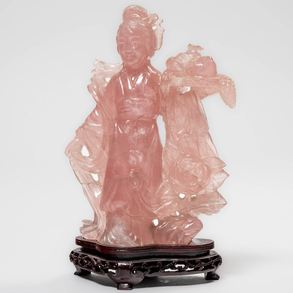 “Geisha with Flowers” Sculptural group in rose quartz. Chinese work of the XX century.