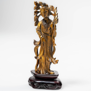 “Geisha” Figure carved in tiger's eye stone. Chinese work of the twentieth century.