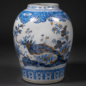 Large Vase in blue and white porcelain with vegetable decoration and butterflies of the twentieth century.