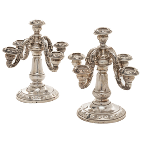 Pareja  de candelabros de cinco luces en plata española y punzonada del siglo XX.