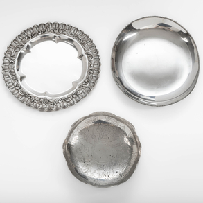 Set of three trays in Spanish silver and punched silver of the 20th century.