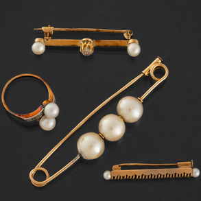 Set of three pins and ring in 18kt yellow gold with pearls.