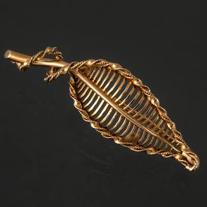 18kt yellow gold herringbone brooch.