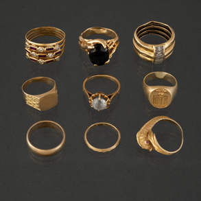 Set of nine rings in 18kt yellow gold.