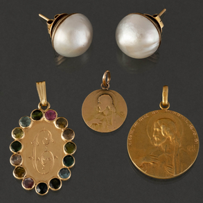 Set of three 18kt yellow gold pendants and Japanese pearl earrings.