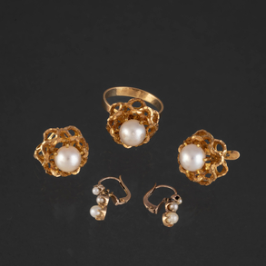 Matching set of ring, pair of earrings and pair of earrings in 18kt yellow gold with pearl.