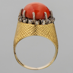 18kt yellow gold ring with a cabochon cut red coral stone in the centre.