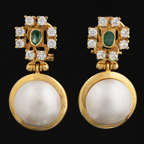 Pair of 18kt yellow gold earrings with Japanese pearl.