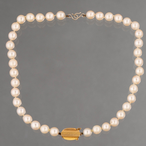 0.5cm cultured pearl necklace with 18kt yellow gold clasp.