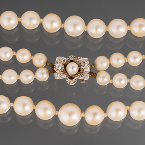 Two strand cultured pearl necklace with 18kt white gold clasp and central pearl with brilliant-cut diamonds.