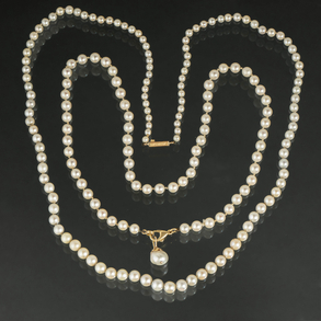 Set of two cultured pearl necklaces with 18kt yellow gold clasps.