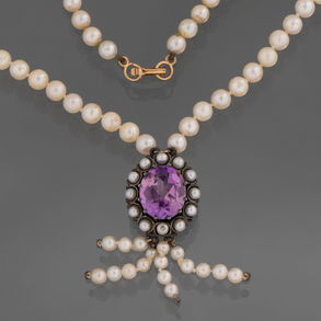 Cultured pearl necklace with pendant in 18kt yellow gold with amethyst in the centre.