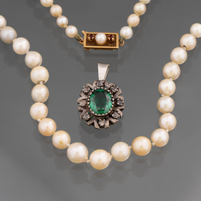 0.5 cm cultured pearl necklace with 18kt yellow gold clasp and white gold pendant with green stone in the centre.