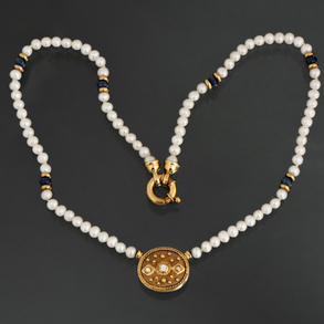 Cultured pearl necklace with pendant in 14ct gold.