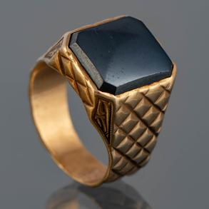 Men's ring in 18kt yellow gold with jet stone.