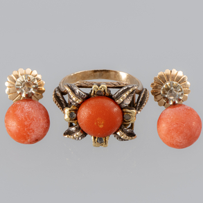 Conjunto de anillo y pareja de pendientes en oro amarillo de 18kt y coral rojo.