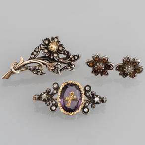 Conjunto de dos broches y pareja de pendientes en forma de estrella en oro amarillo de 18kt y vistas de plata y brillantes talla antigua.