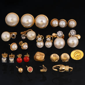 Miscellany of cultured pearl and Japanese pearl earrings set in 18kt yellow gold.