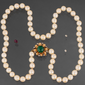 0.5cm cultured pearl necklace with flower shaped clasp in 18kt yellow gold with green cabochon stone.