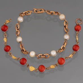 Set of two 18kt yellow gold bracelets with cultured pearls and red coral beads.