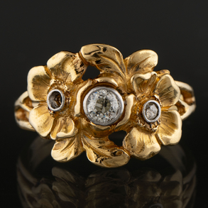 Sortija antigua en forma de flor en oro amarillo de 18 kt.