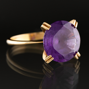 Ring in 18kt yellow gold with a round cut amethyst in the centre.