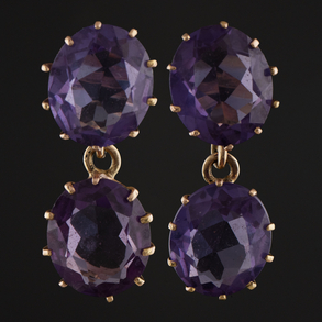 Pair of long earrings in 18kt yellow gold and amethyst.