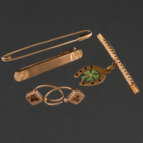 Set of three pins and pair of earrings in 18kt yellow gold.