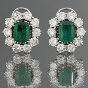 Elegant pair of emerald and diamond earrings set in 18kt white gold.