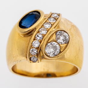 Ring in 18kt yellow gold with diamonds and sapphire.