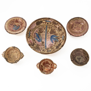 Set of three plates and two bowls and bowl in Manises lustre-glazed ceramic from the 17th and 19th centuries.