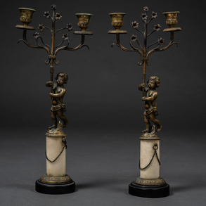 Pareja de candelabros de dos luces en bronce dorado y plinto circular en mármol blanco con base circular en mármol negro del siglo XIX.