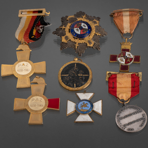 Set of seven military medals and crosses in gilt bronze and enamel with silver from the 20th century.