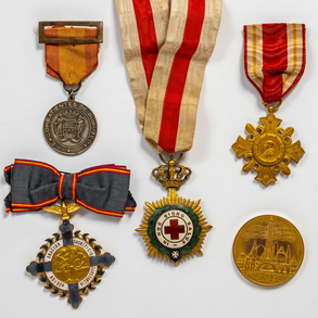 Set of four decorations in gilt bronze and enamel with medal souvenir de 1889 de mon ascension au sommet de la Tour Eiffel.