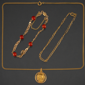 Conjunto de cadena con medallas de la Virgen y dos pulseras en oro amarillo de 18 kt.