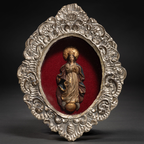 Relicario de capilla en plata repujada con relieve de la Inmaculada en barro policromado del siglo XIX.