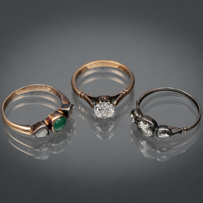 Conjunto de tres anillos en oro amarillo de 18kt con brillante talla antigua y piedra verde.