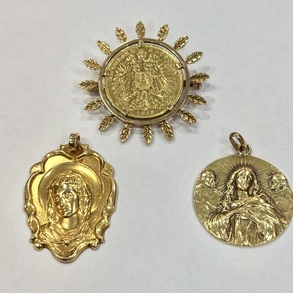 Conjunto de dos medallas de la Virgen y broche de moneda De Francisco I de Austria en oro amarillo de 18 kt.